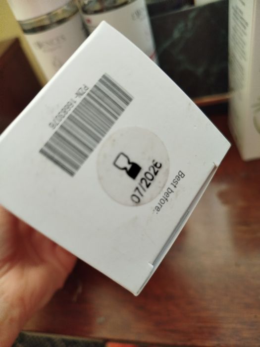 Нови флорални води на essences