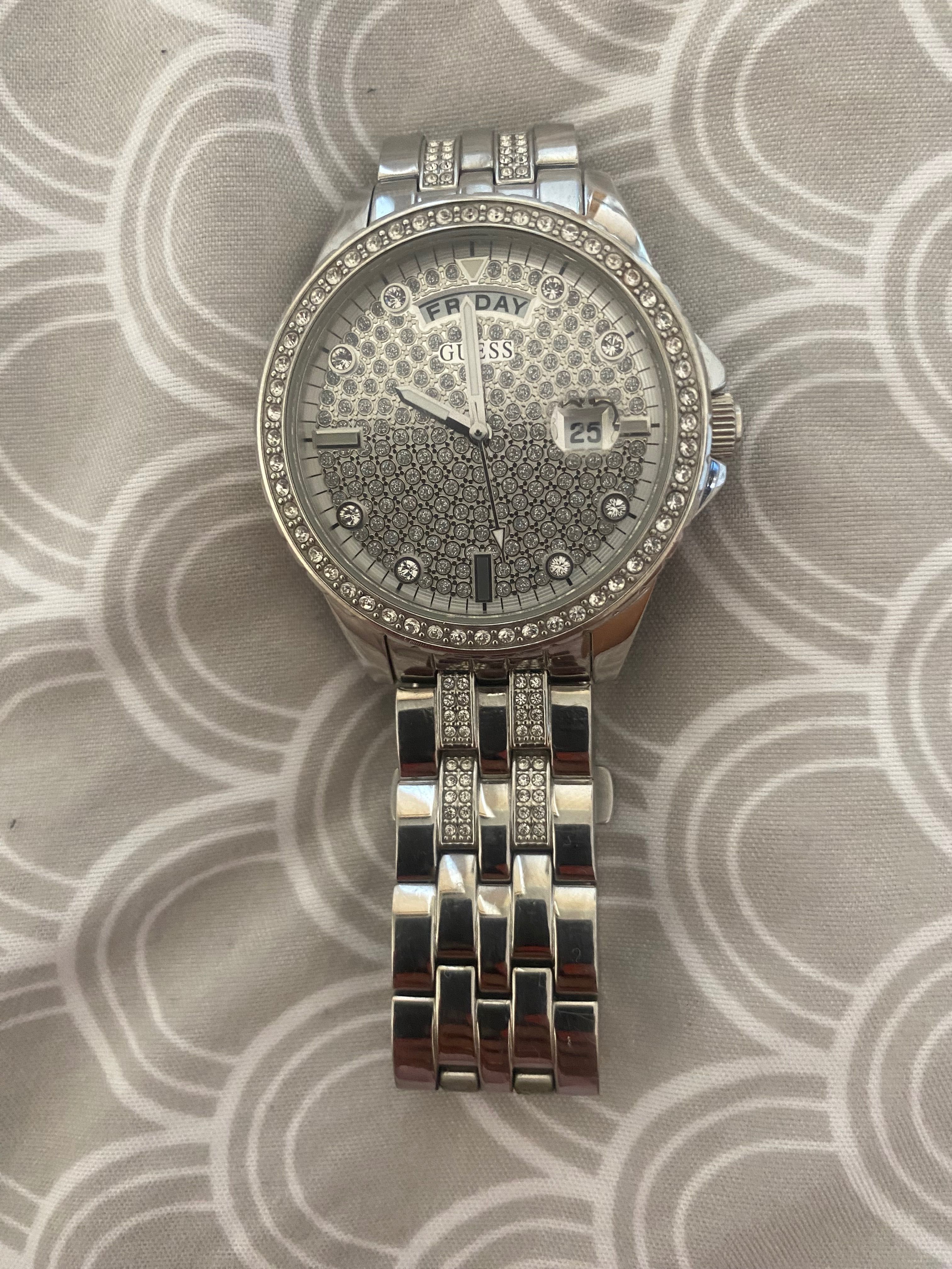 Часовник Guess в отлично състояние