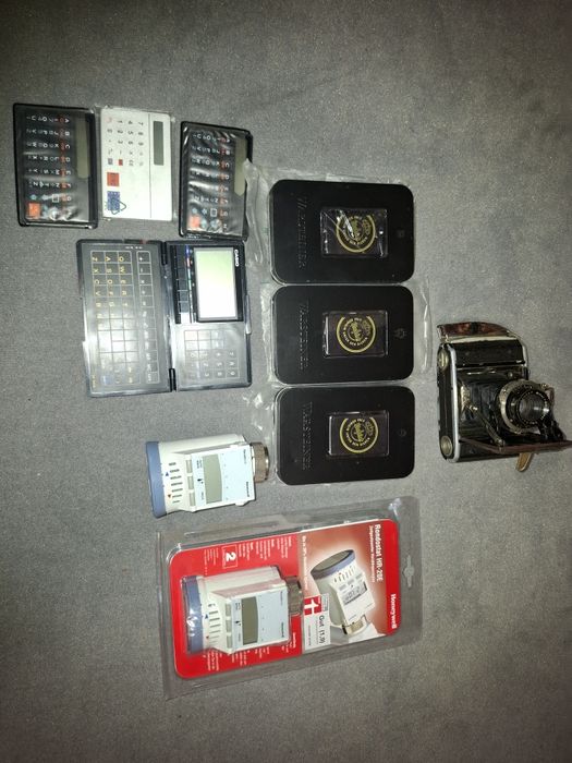 3 brichete pe benzina un aparat de fotografiat mai vechi