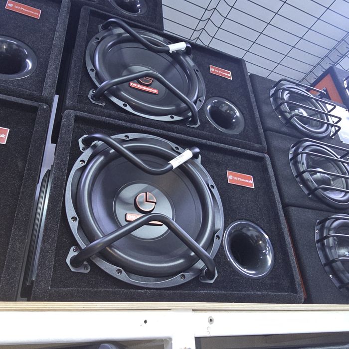 Большие сабуферы по 50 тысячи. Активный встроенный усилитель звука