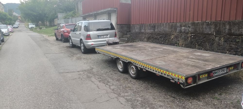 Mașina de vânzare cu platforma