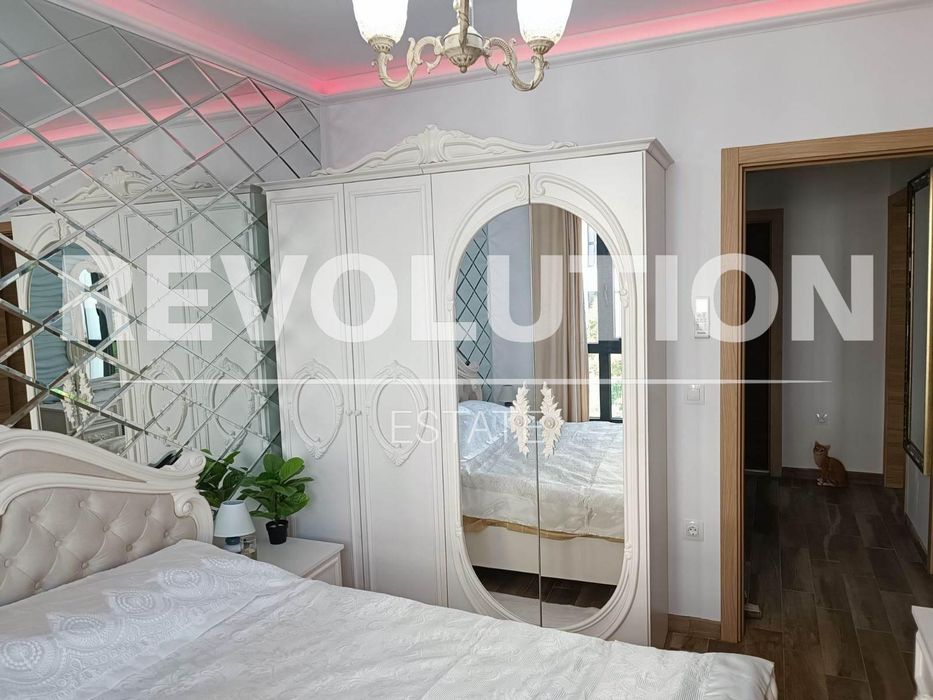 Дава се под наем Тристаен апартамент в Варна, Център - 80 кв.м за 1200 € - Снимка #1