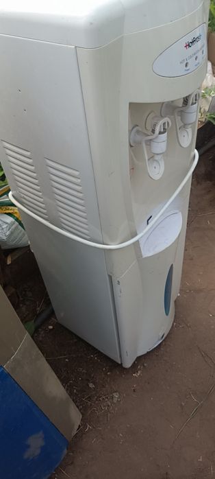 Кулер диспенсор холодной и горячей воды