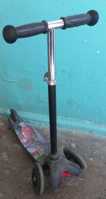 Самокат в черном цвете