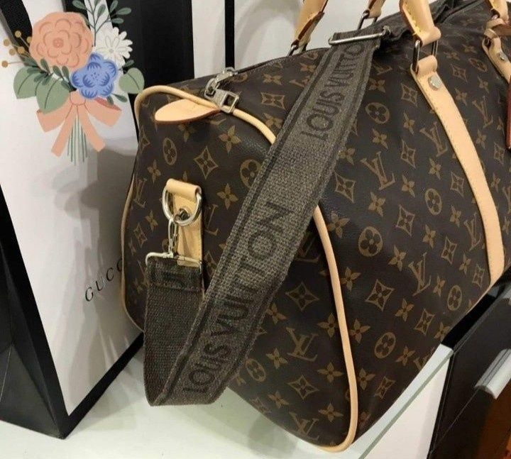 Geanta voiaj Louis Vuitton, model unisex  curea reglabila, saculet