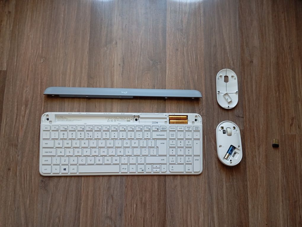 Logitech MK470 | Комплект клавиатура и мишка (бял)