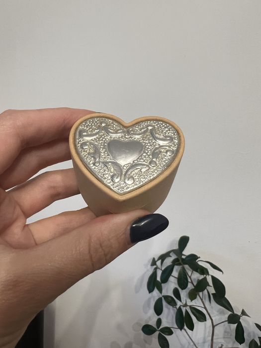 Cutiuta cu cercei noi in ea