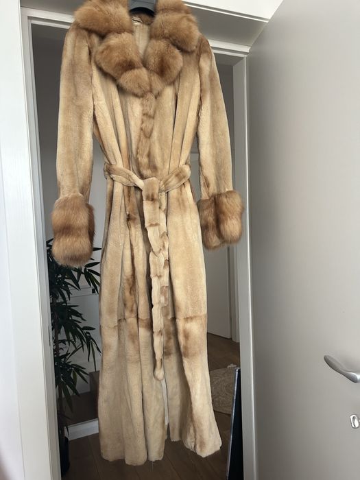 Palton lung de vizon natural+ guler si mansete de vulpe.Marimea 44E
