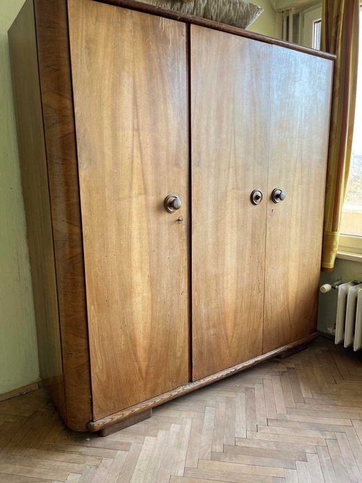 Трикрилен стар гардероб
