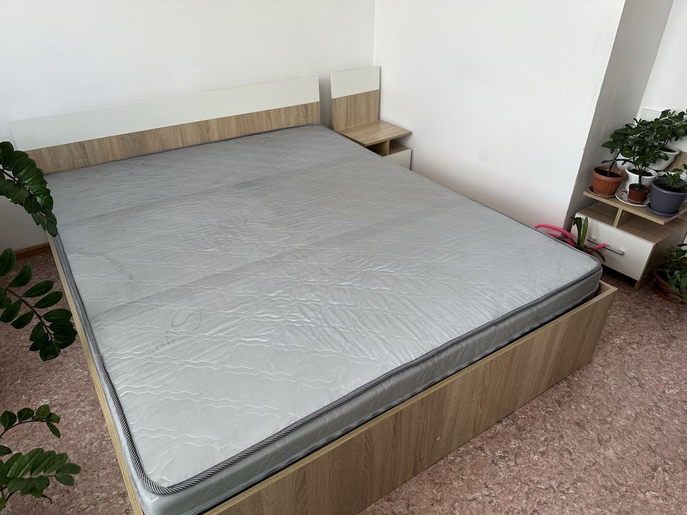 Продам 2 х спальную  кровать с матрасом