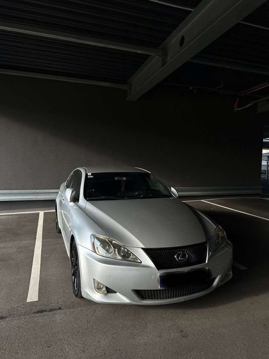 Vând Lexus IS 220