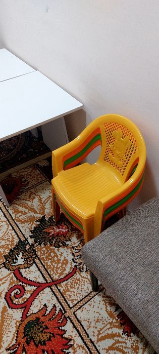 Продаются 4 пластмассовых стульев и 2 стола