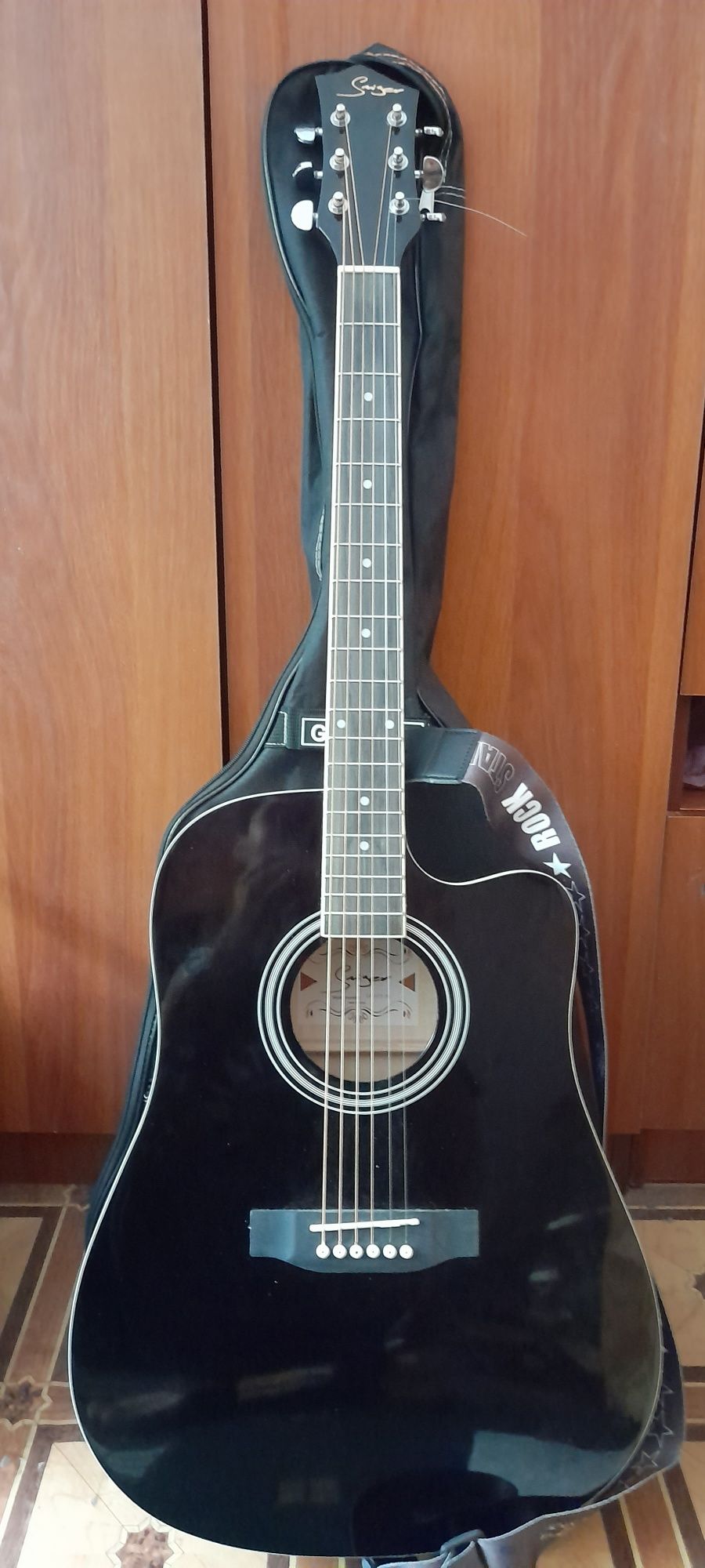 Gitara akustika deyarli yangi