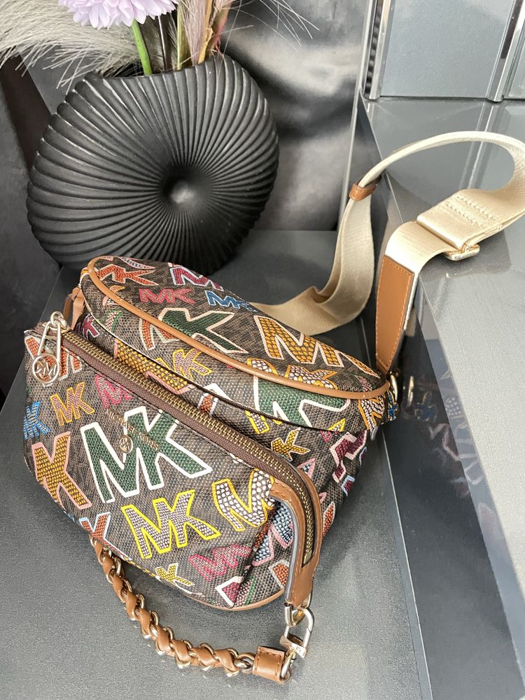 Чанти на марките MICHAEL kors /Elisabetta Franci