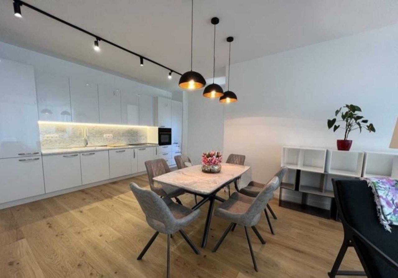Продава се Тристаен апартамент в София, Студентски град - 97 кв.м за 2021 €/кв.м - Снимка #2
