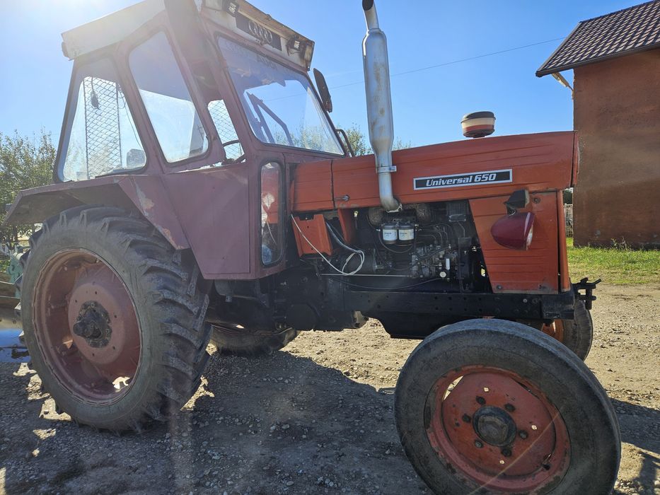 Tractor U650 cu utilaje