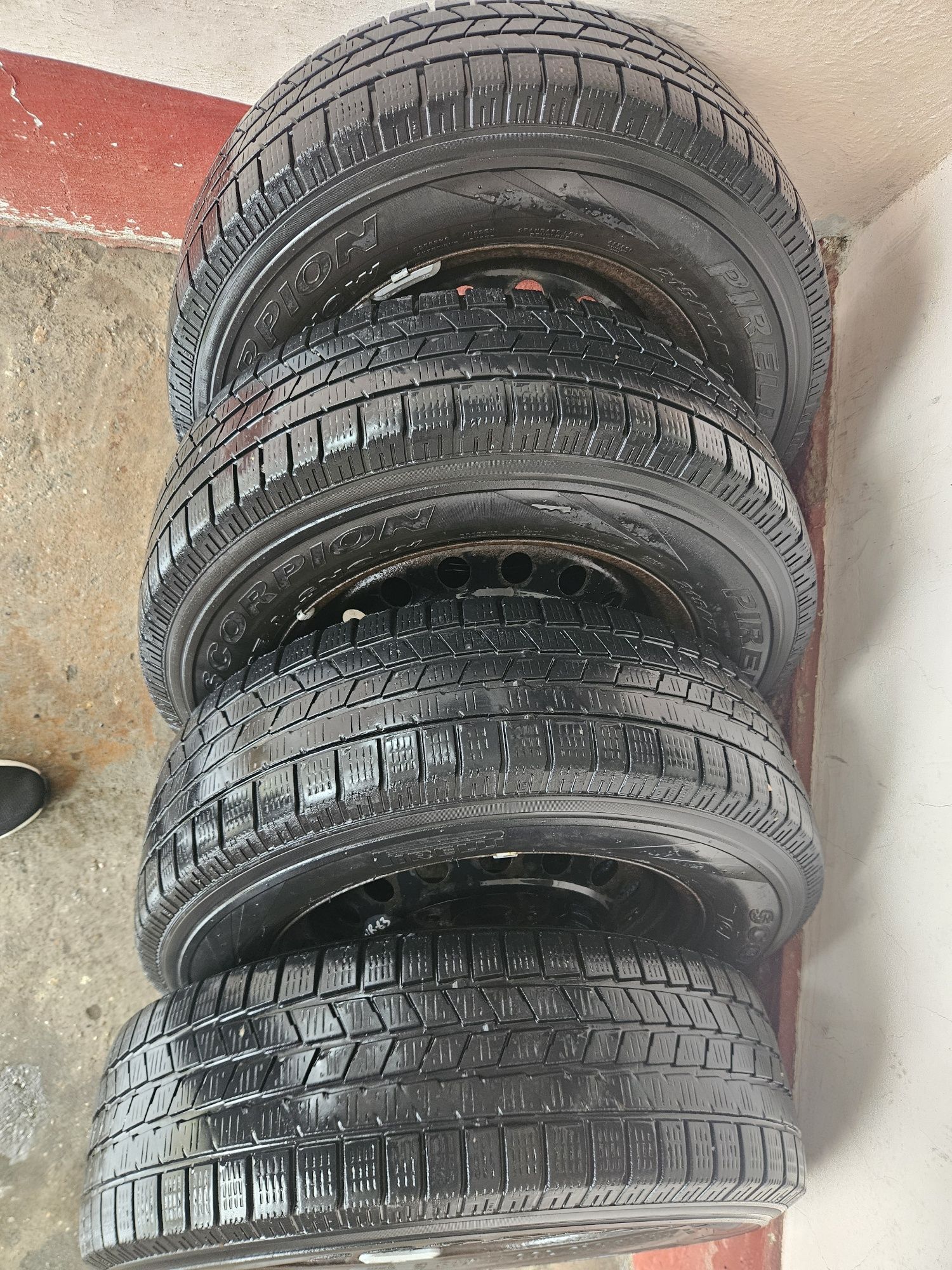 PIRELLI SCORPION 215/70 R16 с дисками