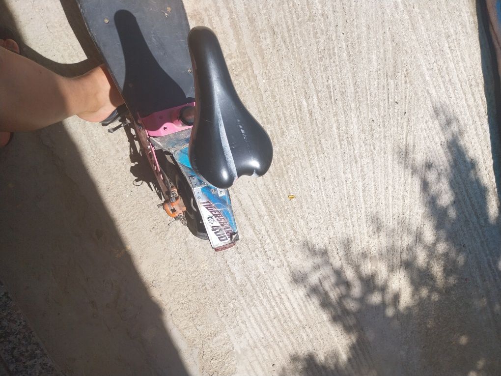 Vând scuter electric ca un fel de trotineta dau și la schimb