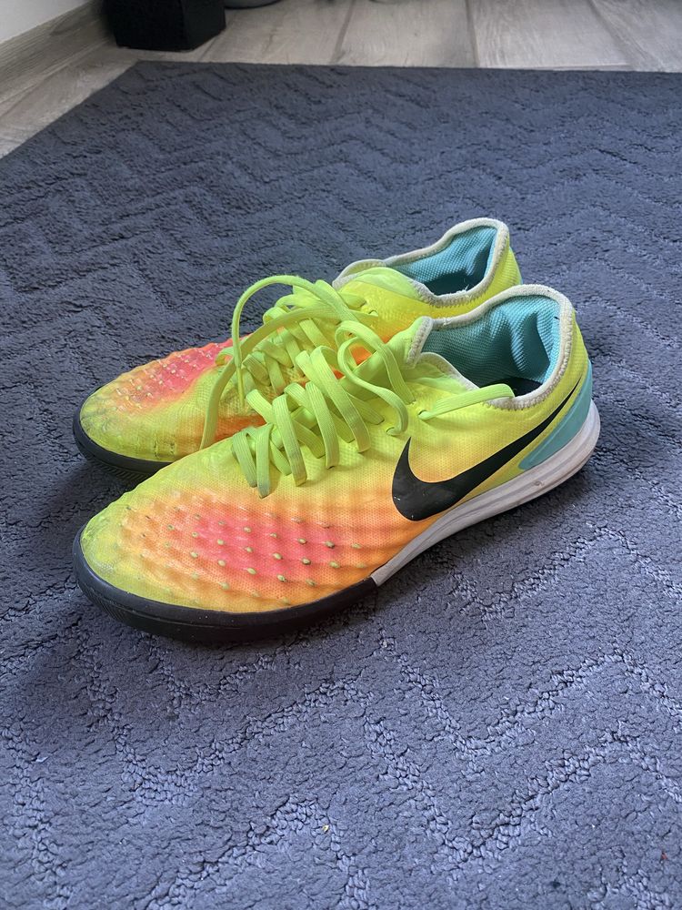 Маратонки nike magista