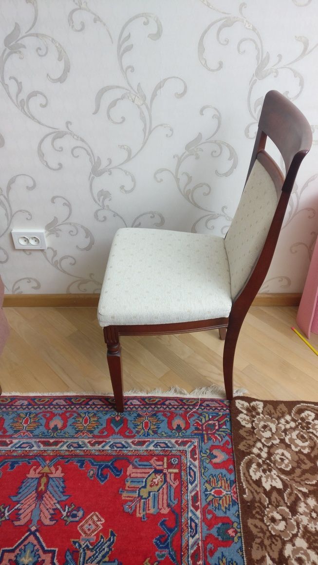 Стол, стулья Италия, в отличном состоянии.разиеры 1*1 метр,  1*2 метра