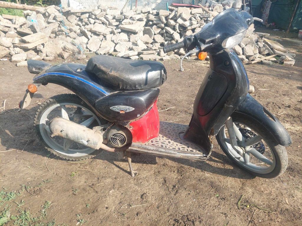 Vand sau schimb scuter aprilia scarabeo