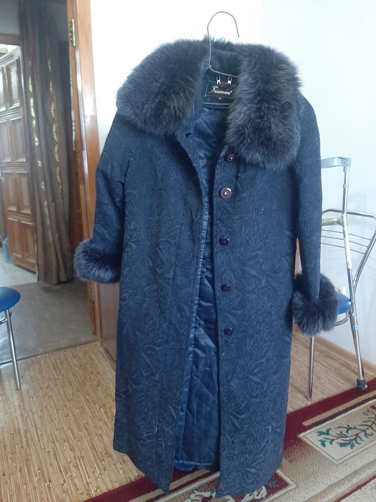 Продам пальто зимнее.  Размеры 50-52 Реальному клиенту уступлю.