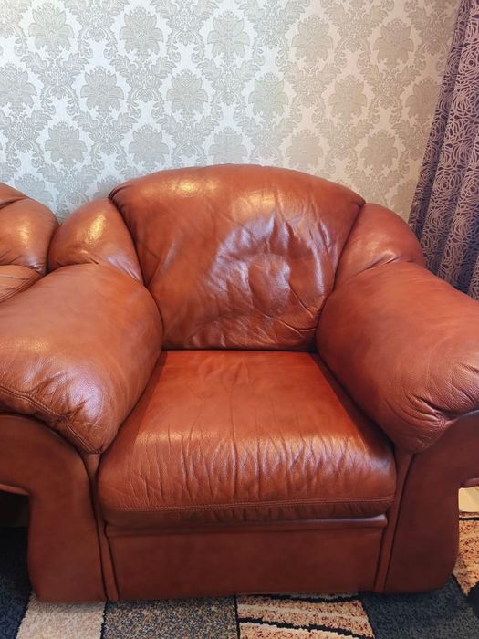 Срочно!!!  Продам кожаный диван и кресло.