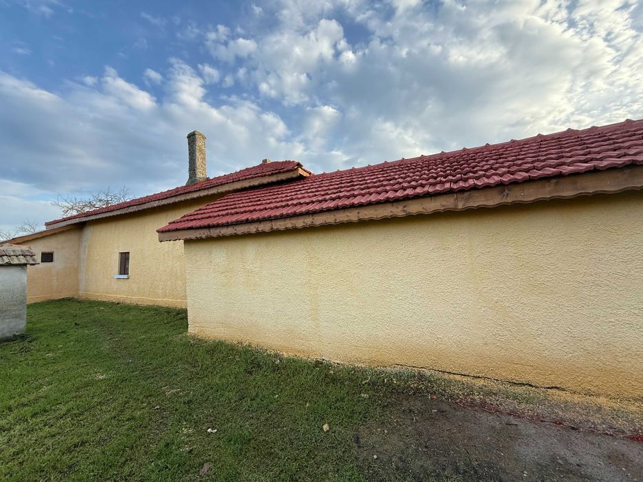 Голяма ремонтирана къща на 37 км от Морският бряг!