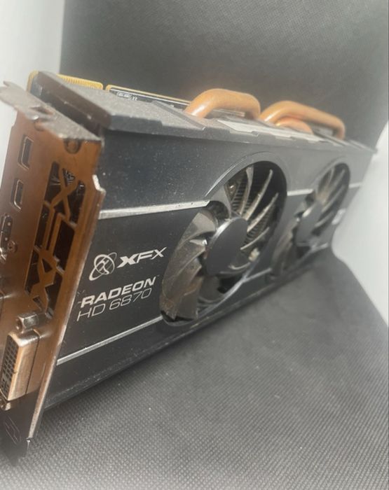 Placa video din imagine este un model XFX Radeon HD 6950
