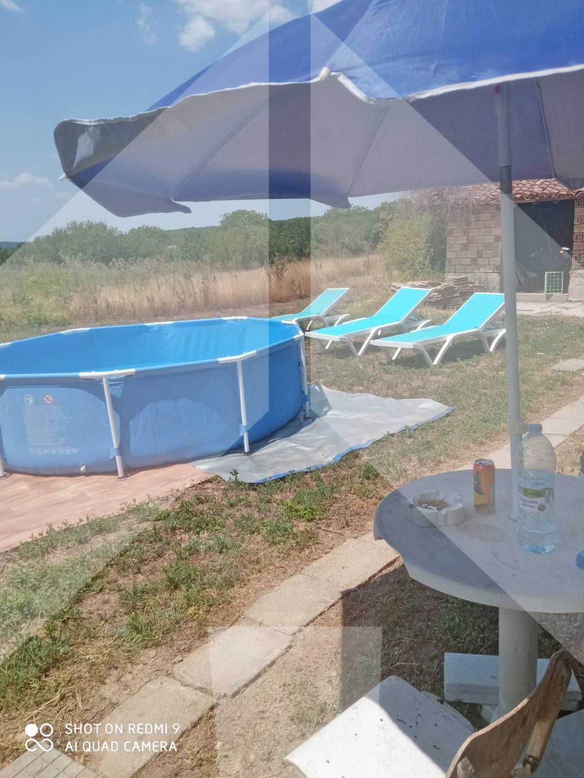ПРОДАВА двуетажна, тухлена вила в ЕКО село Тръница (общ. Нови пазар).