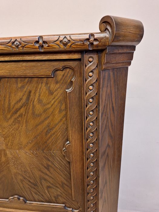 Винтидж ъглов шкаф с богата дърворезба