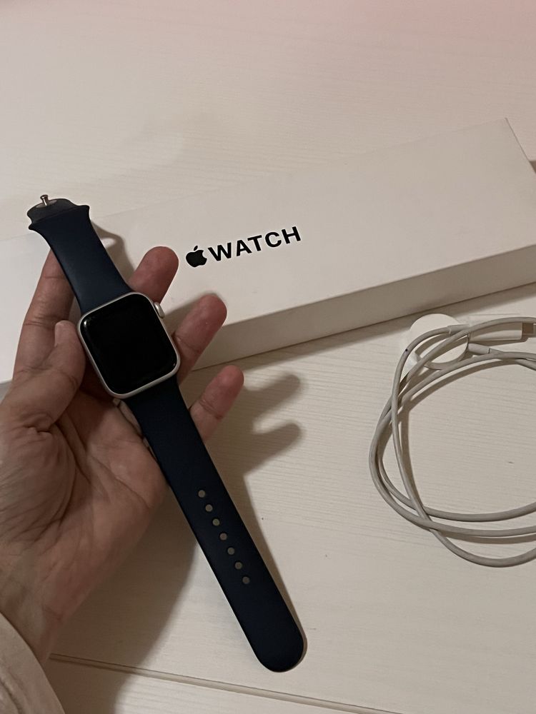 Продам Часы Apple watch SE