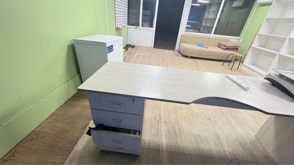 Стол для магазина с замком