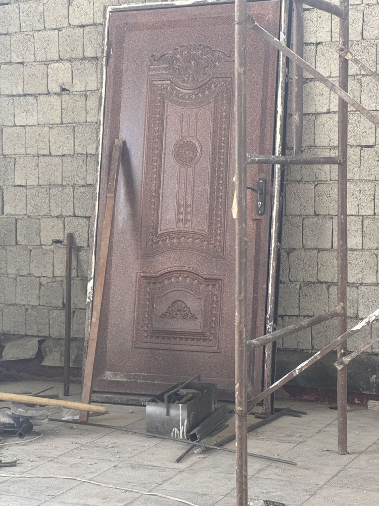 Eshik kirish eshigi juda ham yaxshi holatda