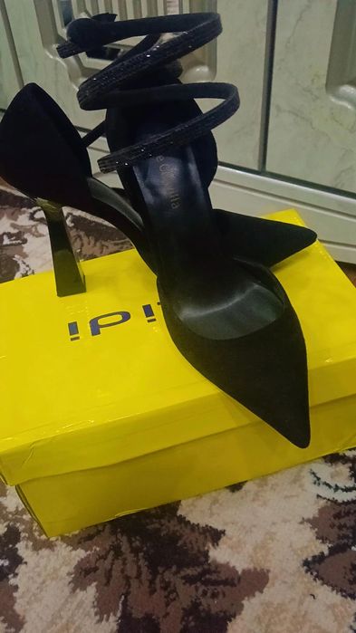 Tufli sotiladi razmer õttiz besh, õttiz olti, õttiz yettigayam keladi