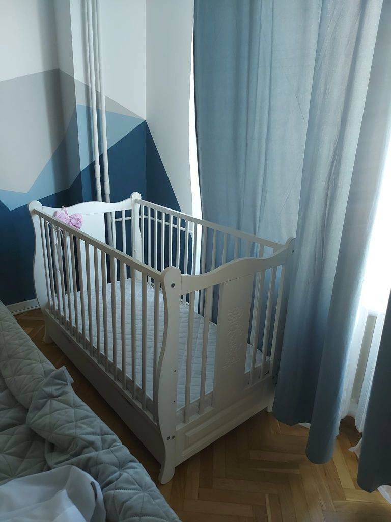Vând pătuț bebe din lemn + saltea 120x60cm