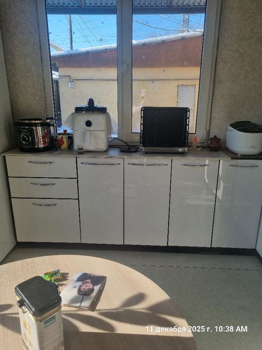 Срочно продам кухню. С новой вытяжкой,  с духовкой,  мойкой.