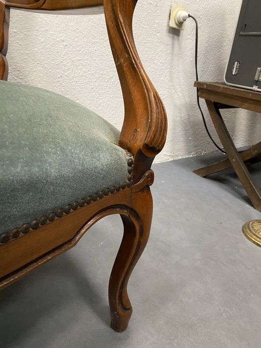 Френски старинен стол кресло фотьойл в стил Луи XV от масивно дърво