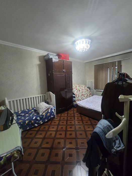 Срочно  продам  квартиру  сергели  7 4 ком рядом метро  линия  2 этаж