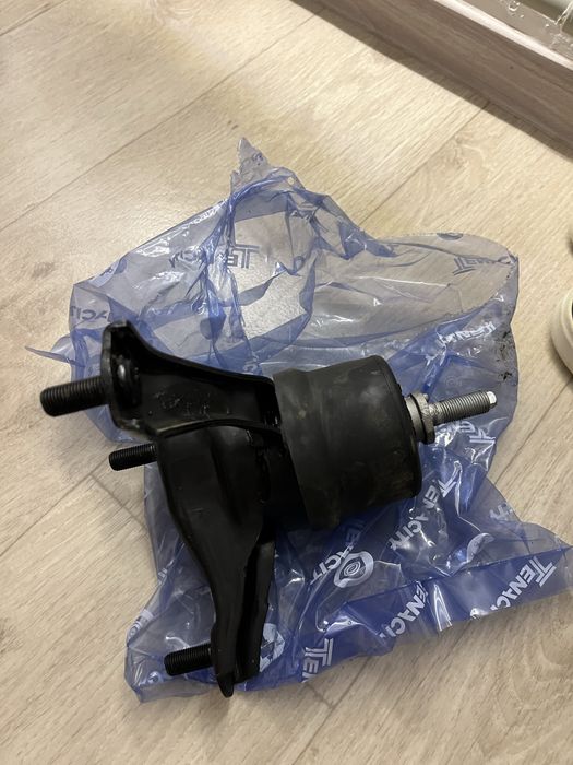 Подушка новая на двигатель тойота 40 объем 2,4