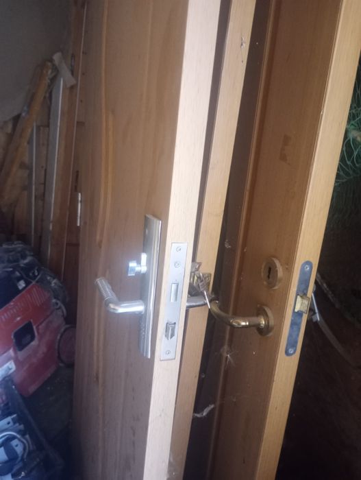 Vând trei uși de interior 140 bucata