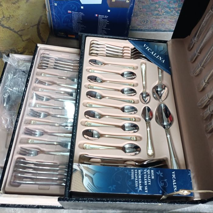 Набор столовых приборов VL-893 состоит из 86 предметов,