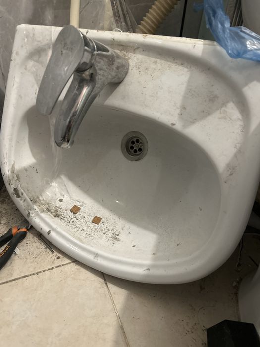 Раковина со стойкой, не ломана, нет трещин, сами пользовались, просто