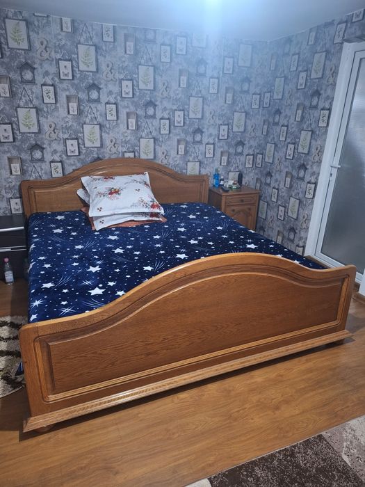 Vând pat din lemn masiv