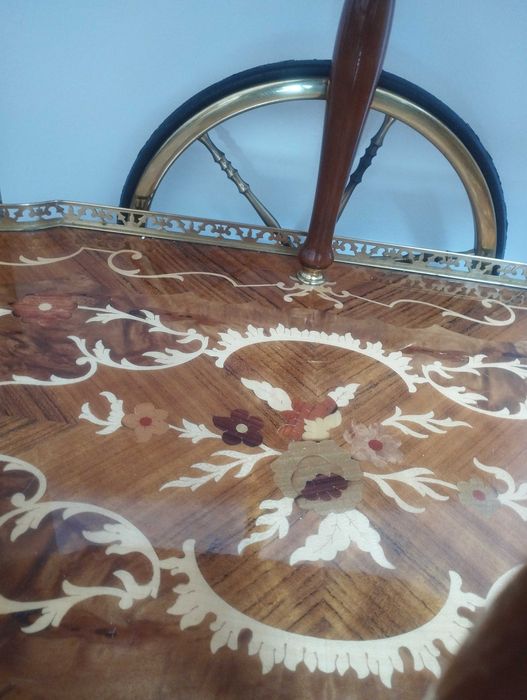 Старинна количка за сервиране с интарзия