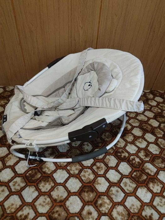 Шезлонг за новородено Hauck с вибрация и музика.