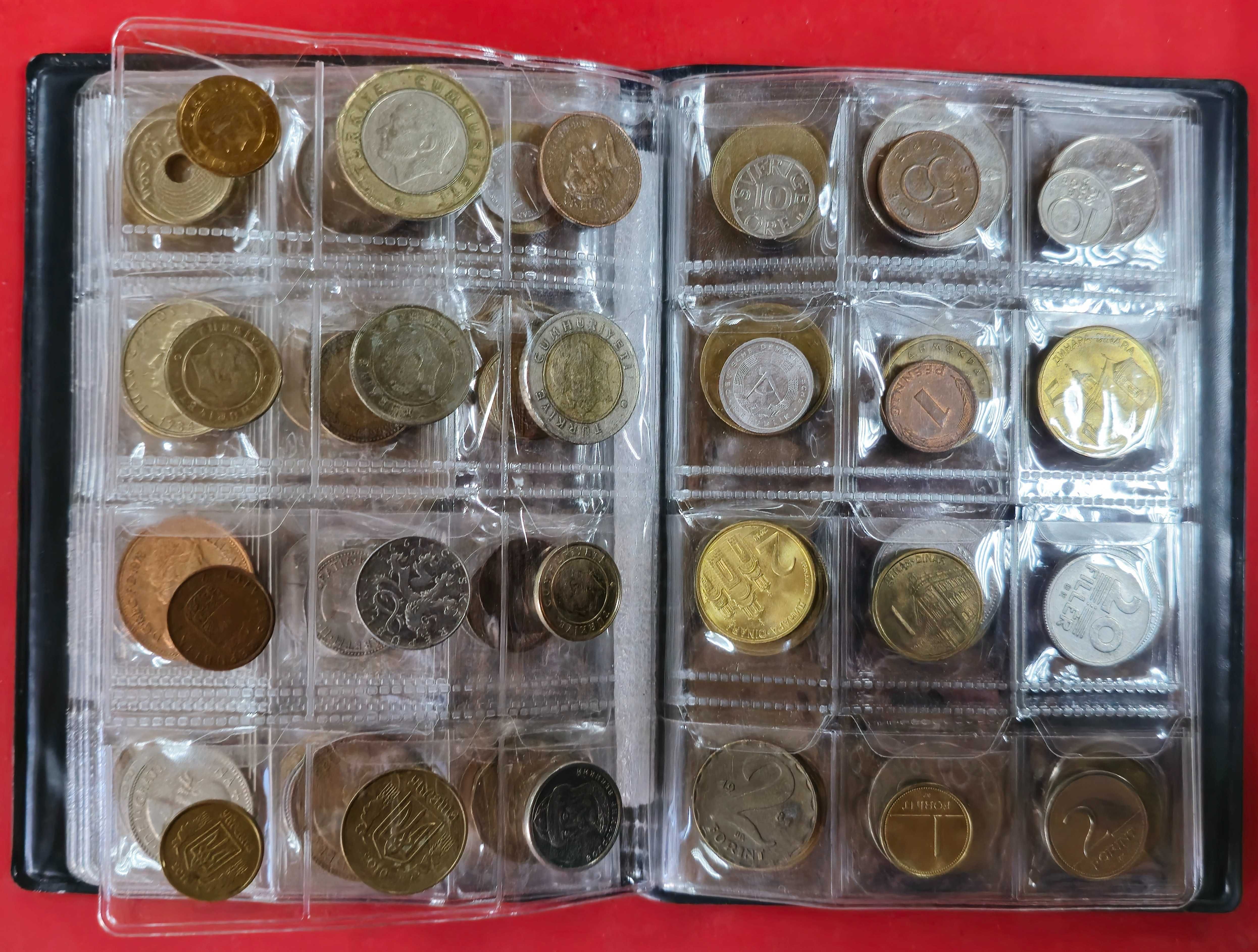 Колекция различни на вид монети в класьор  120 брОЯ
