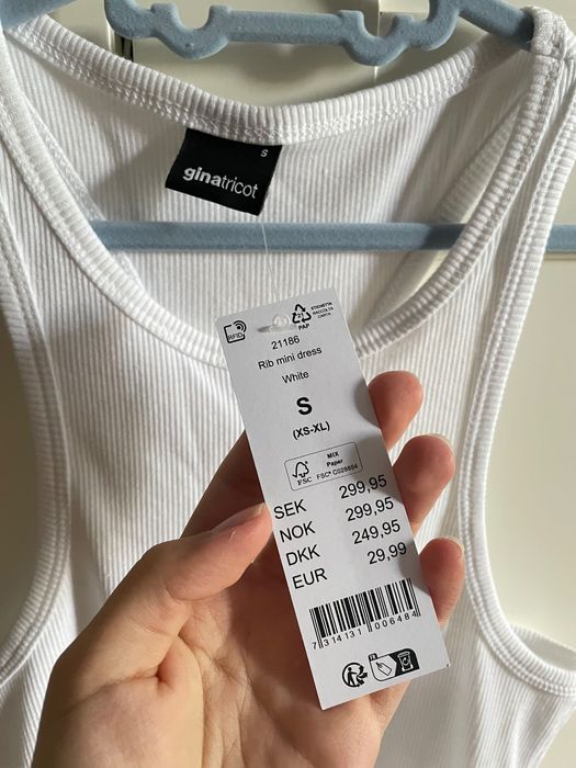 Бяла рокля по тялото