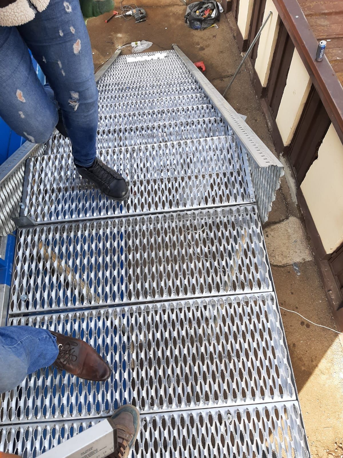 Scară metalică zincata cu balustrada 90x6mmm lungime