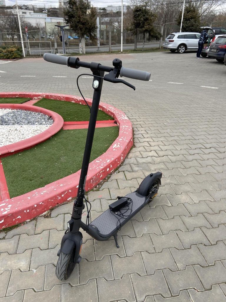 Trotinetă electrică Ninebot F25E impecabilă